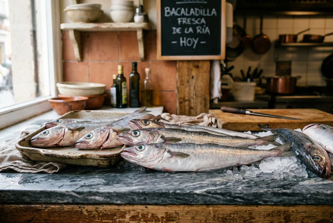 Bacaladillas frescas en el mostrador de la pescadería