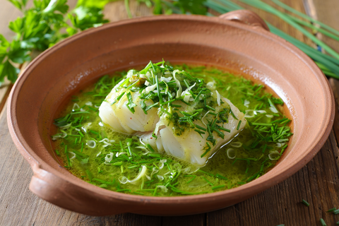 Bacalao en salsa verde: receta tradicional con perejil y almejas - Bacalalo