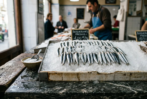 Boquerones frescos sobre hielo en el mostrador de la pescadería