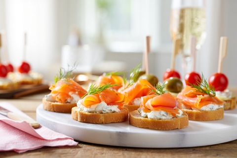 Canapés de salmón ahumado: 10 ideas para fiestas y aperitivos - Bacalalo