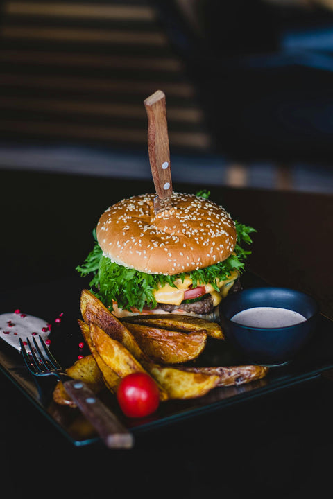 Gildas vascas tradicionales en plato sobre barra de pintxos