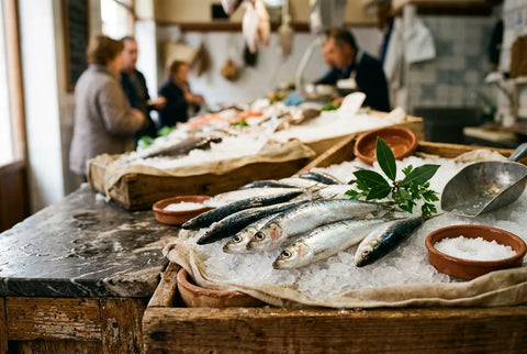 Sardinas frescas sobre hielo en el mostrador de una pescadería