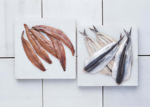 Anchoas del Cantábrico y boquerones en vinagre en bandeja – tienda Bacalalo