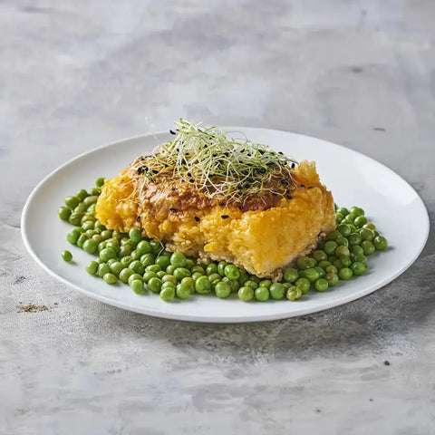 Morro de bacalao con salsa romesco y brotes de ajo sobre guisantes – Prepared Meals & Entrées | Bacalalo gourmet