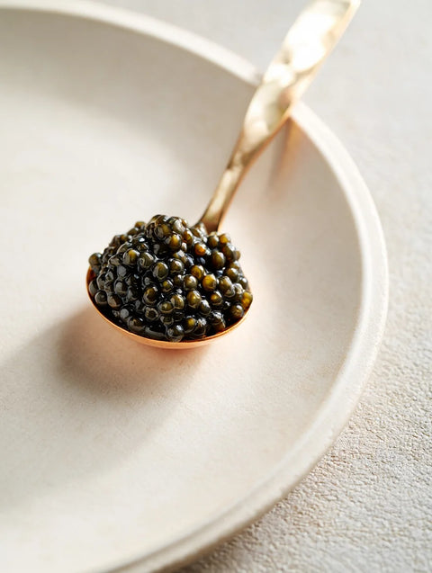 Comprar caviar Beluga online - fotografía editorial premium para Comprar caviar Beluga online: guía rápida para elegir lata y gramaje