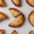 Detalle de empanadillas de brandada artesanas, elaboración casera artesanal