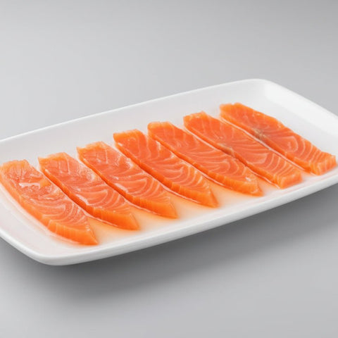 Detalle de lomo de salmón ahumado en aceite, corte fino y sedoso