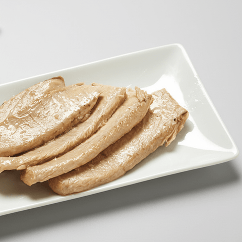 Detalle de lomos de atún claro en aceite, carne firme y jugosa