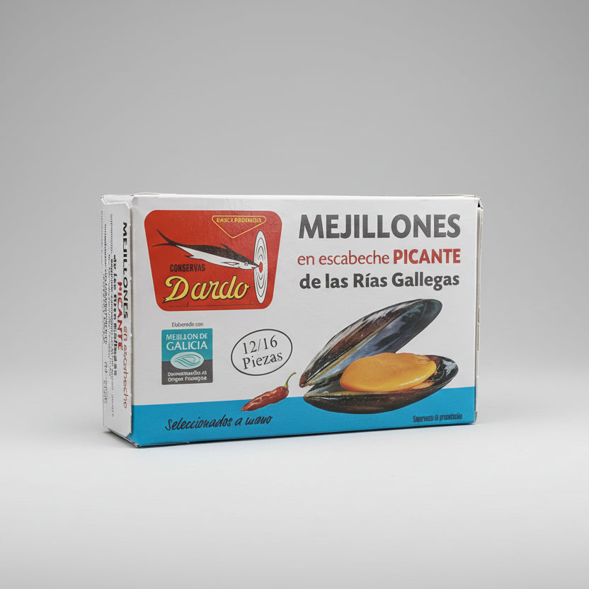 Detalle de mejillones en escabeche picante, carnosos y jugosos