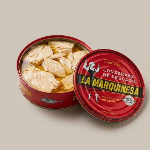 Lata abierta de migas de bonito del norte en aceite, lascas jugosas - detalle del producto