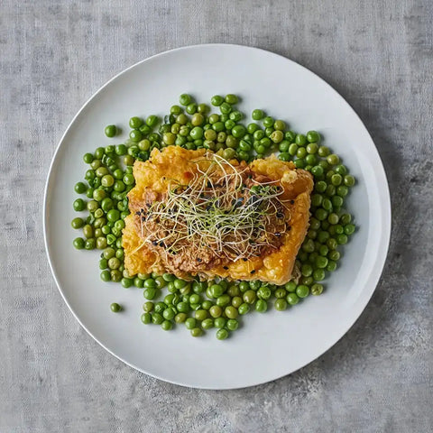 Morro de bacalao con salsa romesco y brotes de ajo sobre guisantes – Prepared Meals & Entrées | Bacalalo gourmet