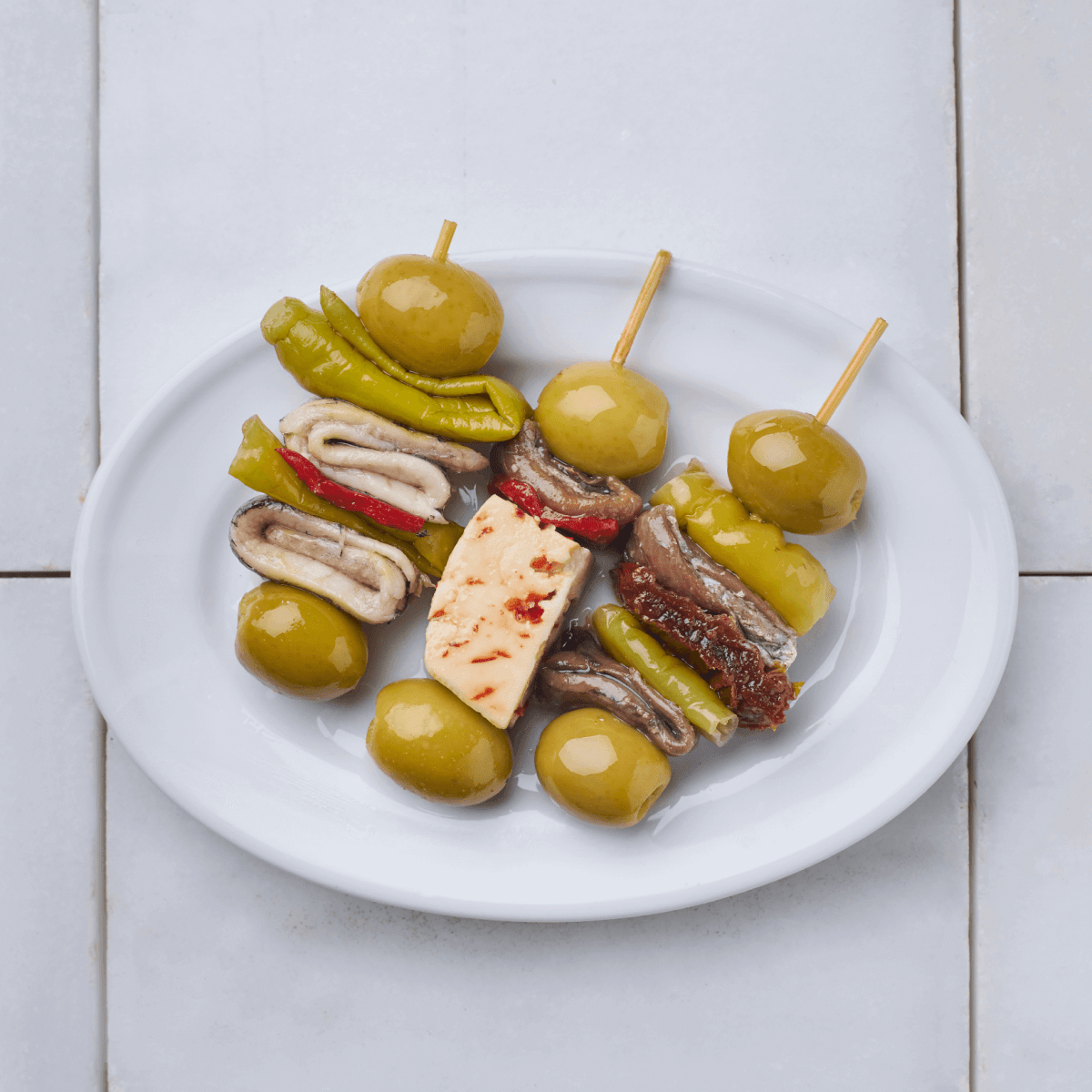Gilda con boquerón, aceituna, guindilla y pimiento – Prepared Appetizers & Side Dishes | Bacalalo gourmet