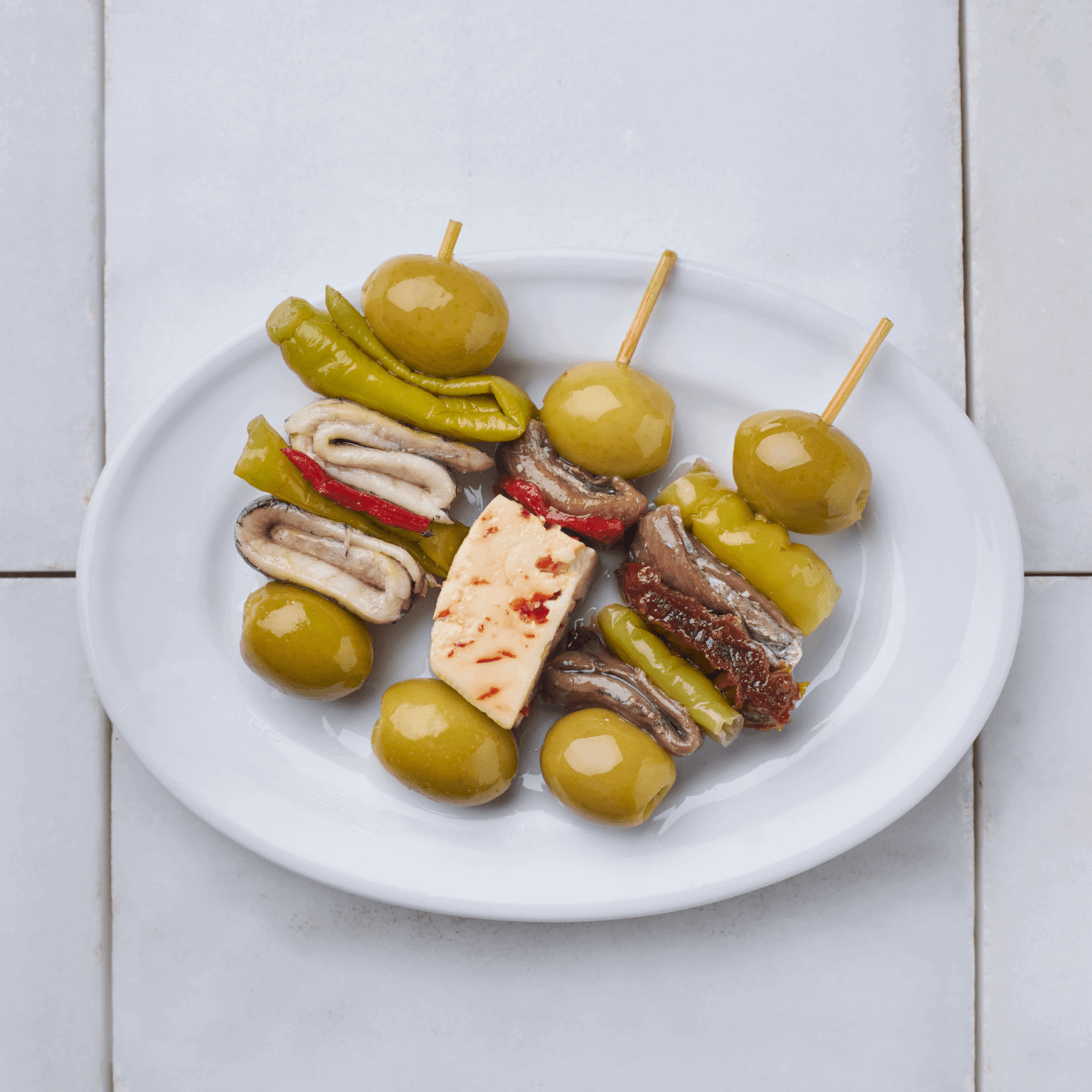 Gilda con anchoa, oliva, guindilla y tomate seco – Prepared Appetizers & Side Dishes | Bacalalo gourmet