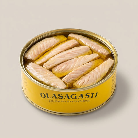 Lata abierta de ventresca de atún claro Olasagasti en aceite de oliva - detalle del producto