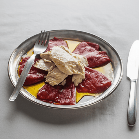 Ventresca de atún claro servida en plato con pimientos del piquillo - sugerencia de presentación